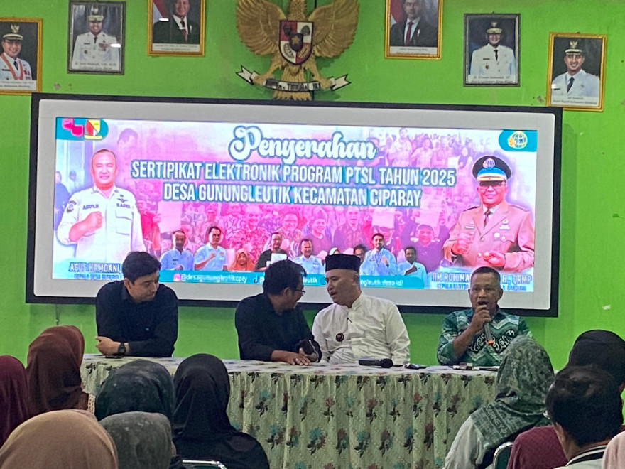 Penyerahan Sertipikat Elektronik Program PTSL Tahun 2025 